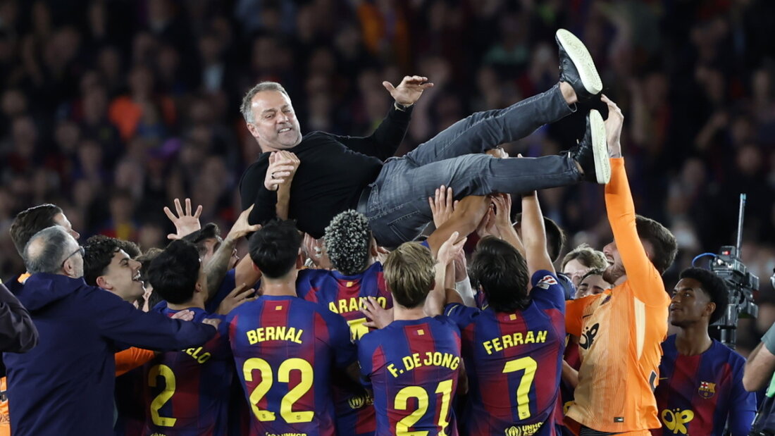 Von seiner "Familie" getragen: Barcelonas Cheftrainer feiert am späten Sonntagabend mit den Spielern den 29. Meistertitel 20260511112429689.jpg