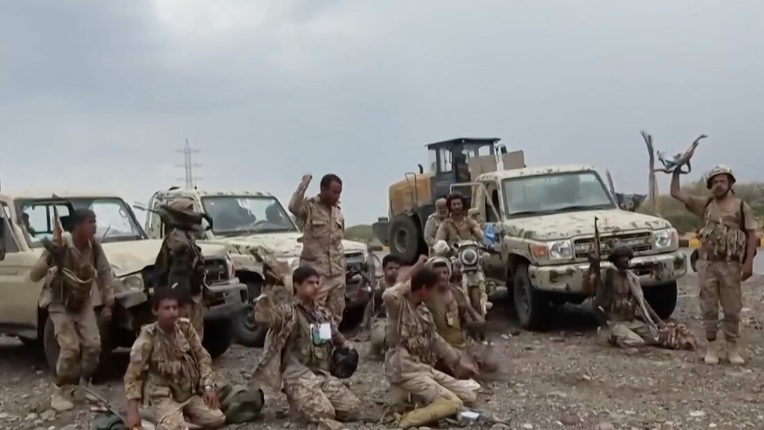 ARCHIV - Dieses Bild stammt aus einem undatierten Video, das am 12. September 2026 von den Huthi-Rebellen veröffentlicht wurde. Huthi-Kämpfer skandieren nach dem Gebet neben Militärfahrzeugen während eines Vorstoßes gegen die von Saudi-Arabien unterstützten Streitkräfte im Süden des Jemen. Foto: -/Ansar Allah Media Office via AP/dpa 20260914114547092.jpg