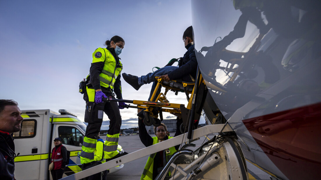 Insgesamt nahm die Schweiz sieben verletzte Kinder aus Gaza auf. Das Bild zeigt die Ankunft eines solchen Kindes am Freitag in Zürich. Weitere 13 Kinder sollen im November folgen. (Archivbild) 20251028142148111.jpg