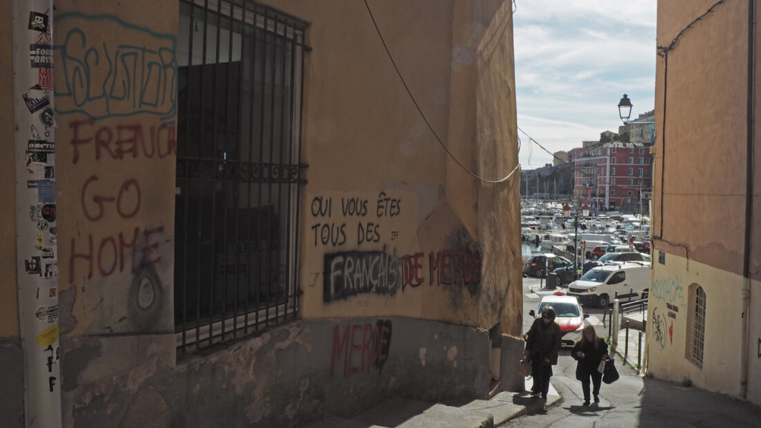 ARCHIV - Auf Wänden in Bastia sind anti-französische Sprüche zu lesen. Foto: Rachel Boßmeyer/dpa/Symbolbild 20260623195510096.jpg