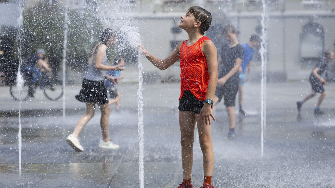 Die Wasserfontänen auf dem Berner Bundesplatz dürften bis weit in die kommende Woche hinein zur Abkühlung sehr gefragt bleiben. (Archivbild) 20260710115545873.jpg