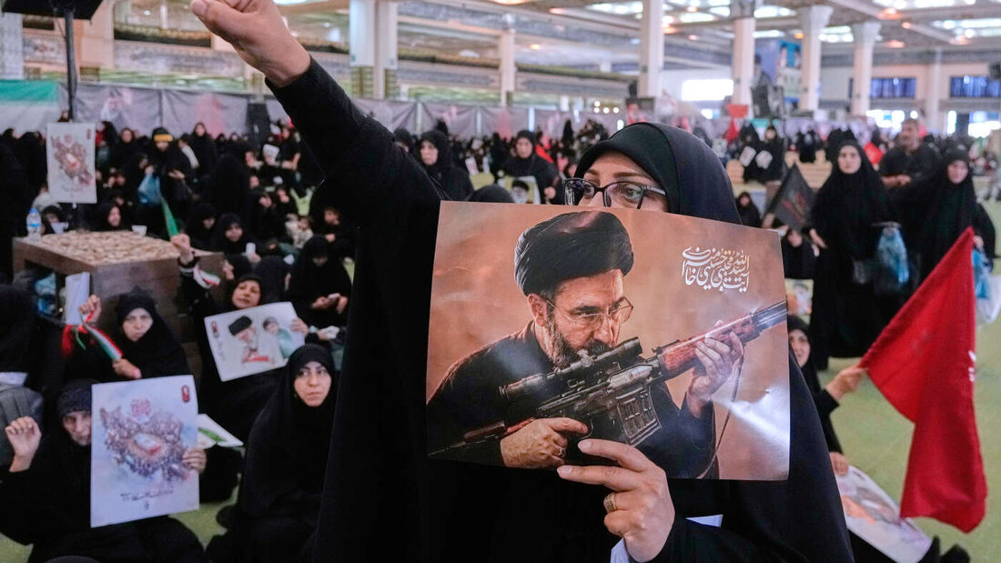 ARCHIV - Eine Frau hält ein Plakat des iranischen Obersten Führers Ajatollah Modschtaba Chamenei. Foto: Vahid Salemi/AP/dpa/Archivbild 20260718192744567.jpg