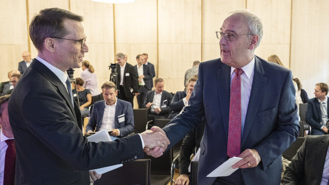Bundespräsident Guy Parmelin (rechts) und Nationalbankpräsident Martin Schlegel am Empfang für an der bargeldlosen Offline-Zahlungslösung beteiligte Branchenvertreterinnen und -vertreter. 20260824180133376.jpg