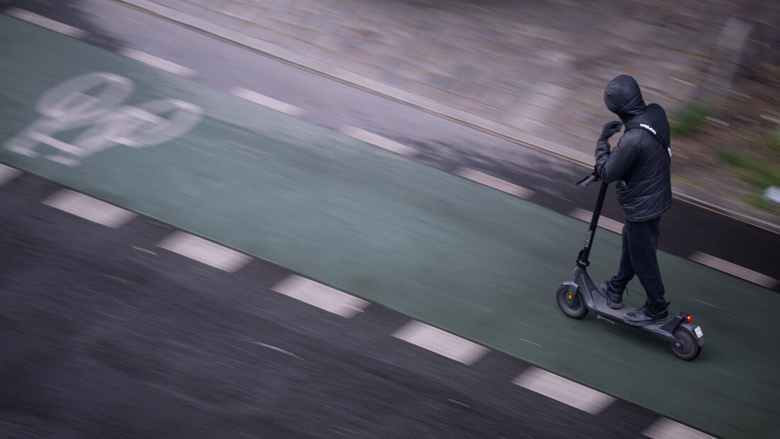 Der betrunkene Mann war mit einem E-Trottinett ohne Typengenehmigung in Arbon unterwegs. (Symbolbild) 20260829100858630.jpg