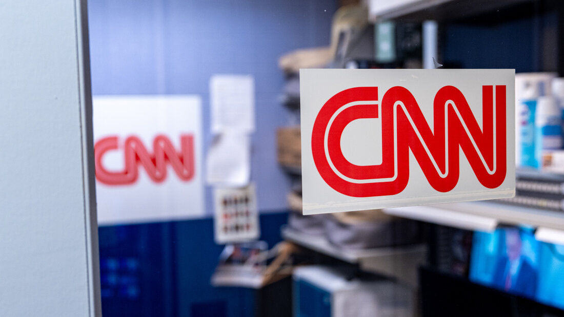 dpatopbilder - Das Logo des Senders CNN ist am Weißen Haus zu sehen. Foto: Alex Brandon/AP/dpa 20260924200536912.jpg