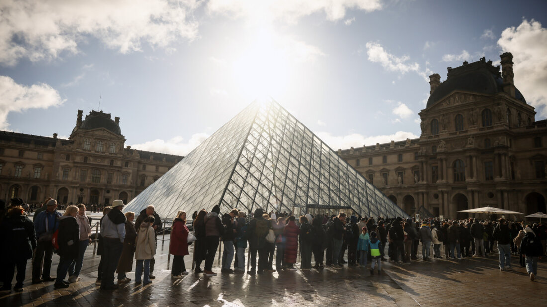 ARCHIV - Besucher stehen vor der Glaspyramide im Louvre in einer Schlange. Foto: Thomas Padilla/AP/dpa 20260225121201373.jpg