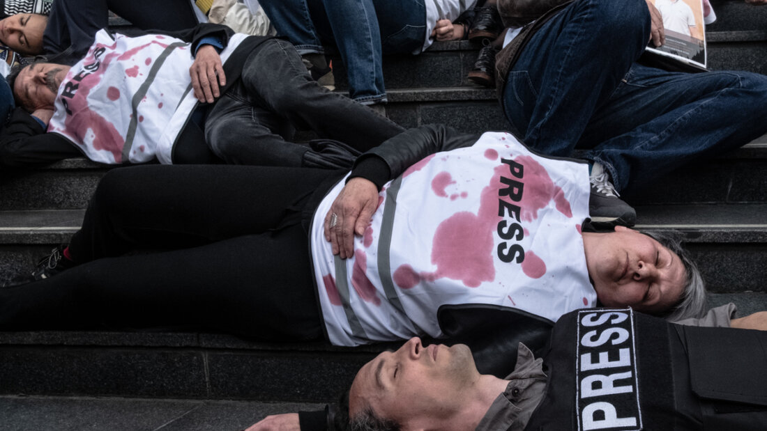 ARCHIV - Menschen nehmen in Frankreich mit symbolisch rot beschmierten Presse-Westen an einem Protest gegen Gewalt an Journalisten teil. Foto: Sadak Souici/ZUMA Press Wire/dpa/Archivbild 20260225212253627.jpg
