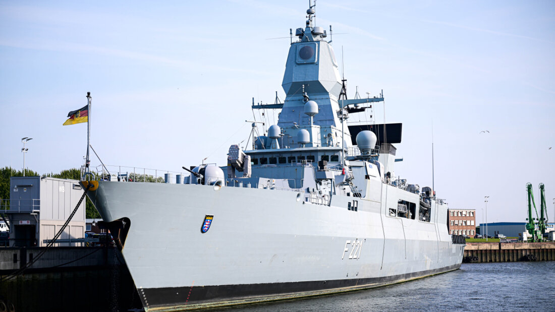 ARCHIV - Die Fregatte «Hessen» liegt im Hafen des Marinestützpunktes Wilhelmshaven. Vom Februar bis April 2024 war sie im Rahmen von EUNAVFOR (European Naval Force) Aspides im Roten Meer im Einsatz. Foto: Sina Schuldt/dpa 20260330185729121.jpg