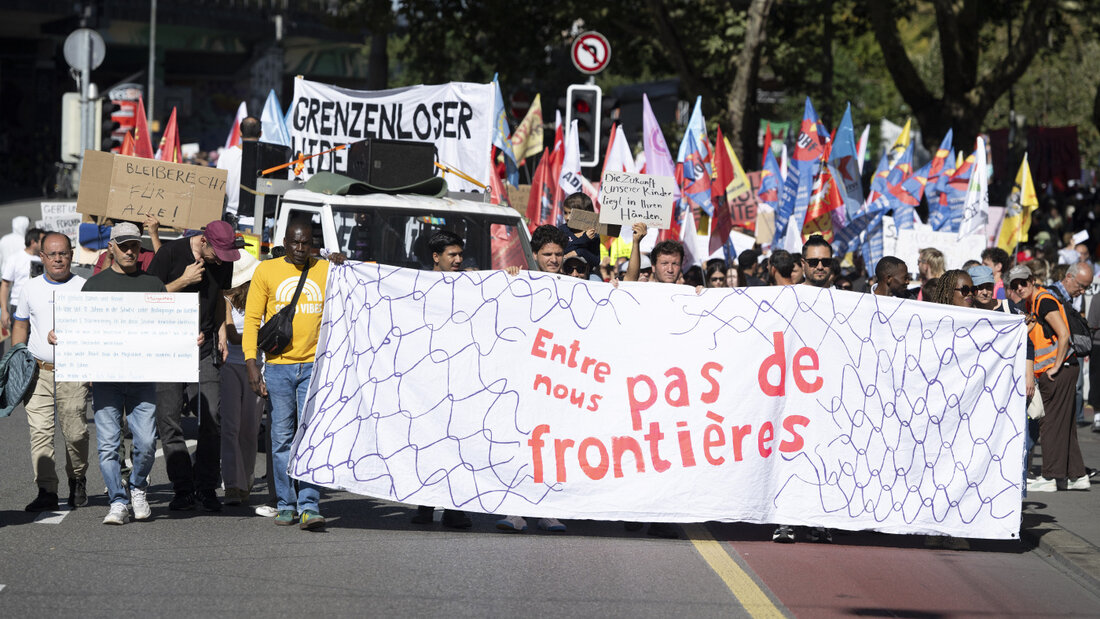 "Keine Grenzen zwischen uns" stand auf einem Transparent, das im Umzug mitgeführt wurde. 20260926154113552.jpg