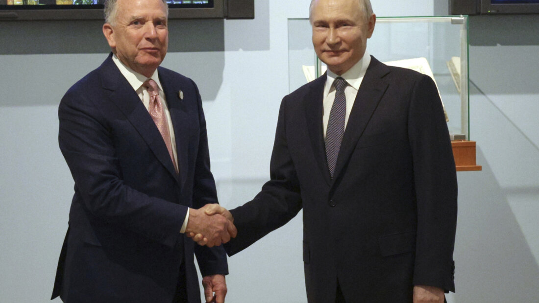 ARCHIV - Der russische Präsident Wladimir Putin und der Sondergesandte von US-Präsident Trump, Steve Witkoff geben sich die Hand. Foto: Gavriil Grigorov/Pool Sputnik Kremlin/AP/dpa 20250417102538188.jpg