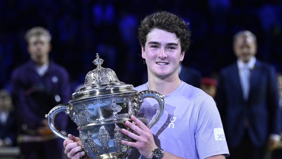 João Fonseca mit dem Pokal der Swiss Indoors und seiner ganzen Haarpracht, die er bald verlieren wird 20251026191333646.jpg