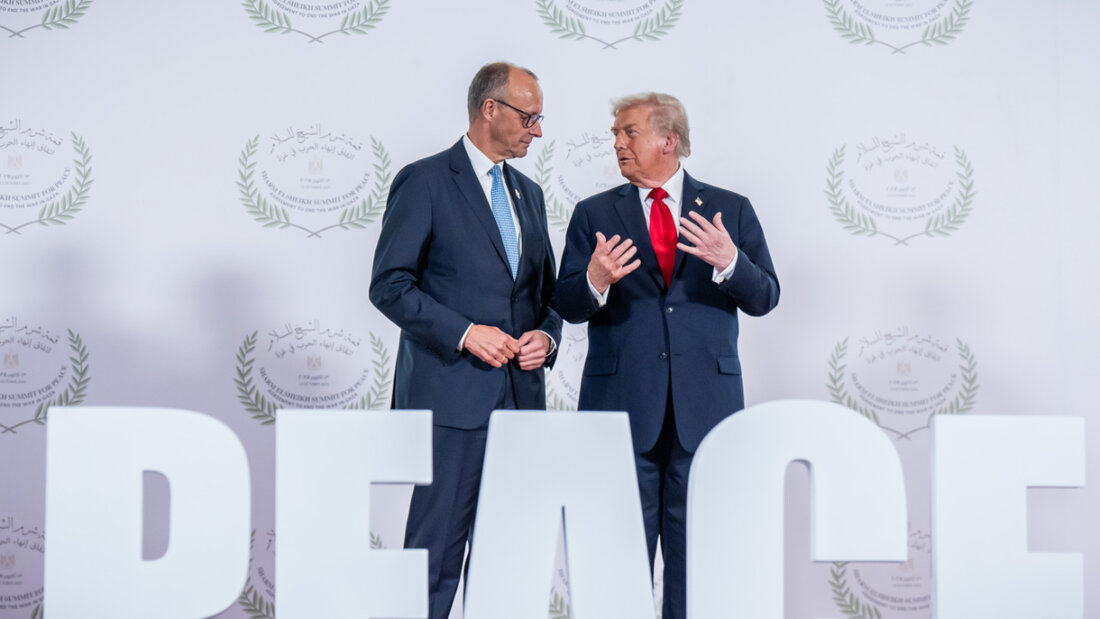 ARCHIV - Bundeskanzler Friedrich Merz (l, CDU) nimmt neben US-Präsident Donald Trump am Gaza-Gipfel unter Vorsitz von Ägyptens Präsident al-Sisi teil. Bei dem Treffen von Staats-und Regierungschefs soll die Unterstützung für den Gazastreifen nach dem Waffenstillstand zwischen Israel und der Hamas beraten werden. Foto: Michael Kappeler/dpa 20260122051339145.jpg