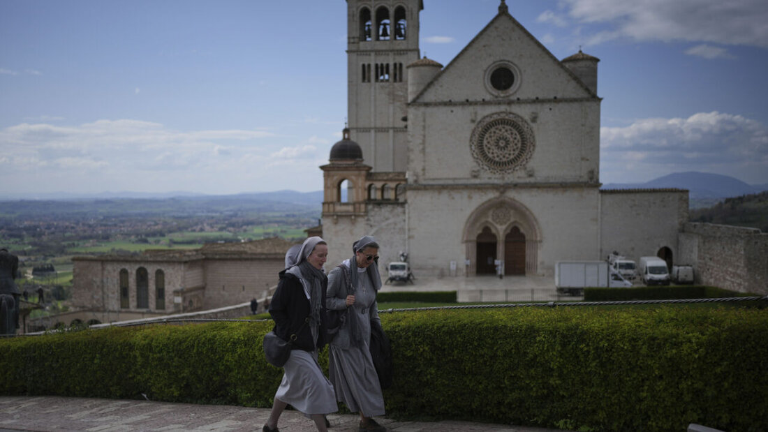 ARCHIV - Nonnen gehen an der päpstlichen Basilika und dem Kloster des Heiligen Franz von Assisi in Assisi vorbei. Foto: Alessandra Tarantino/AP/dpa 20260217090021298.jpg