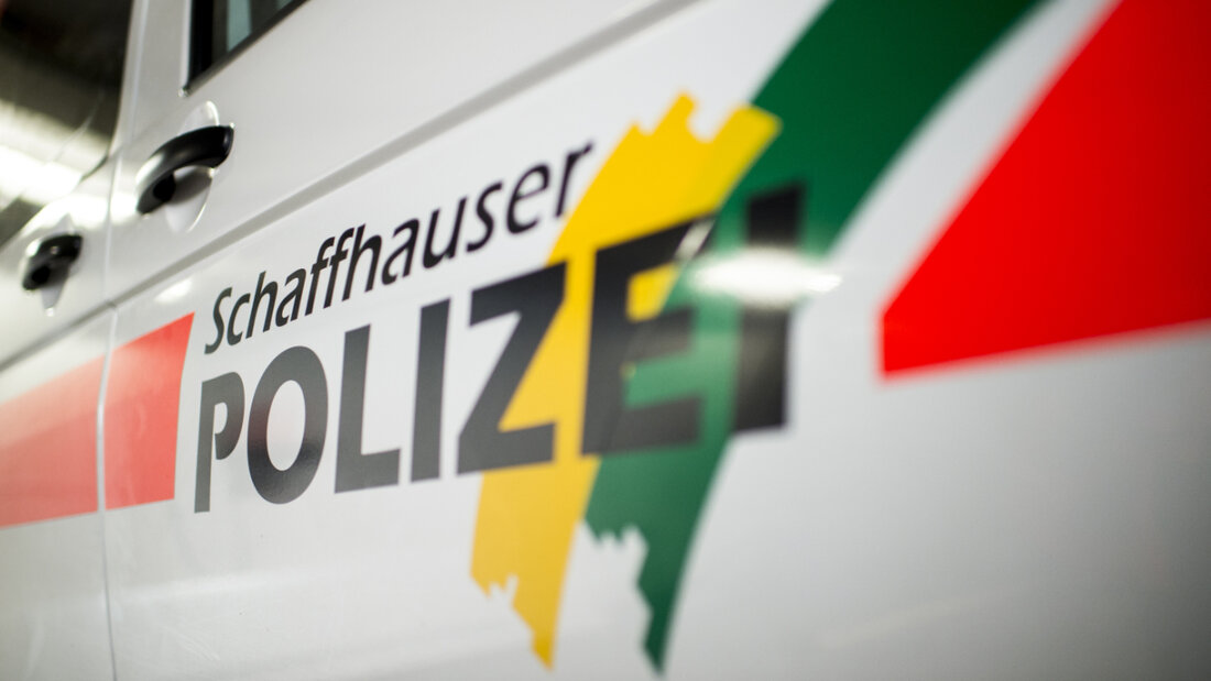 Vom Sonnenlicht geblendet hat ein Autofahrer in Schaffhausen beim Abbiegen einen entgegenkommenden Velofahrer übersehen. Dieser prallte mit dem Kopf in die Autofrontscheibe. (Archivbild) 20260406211743011.jpg