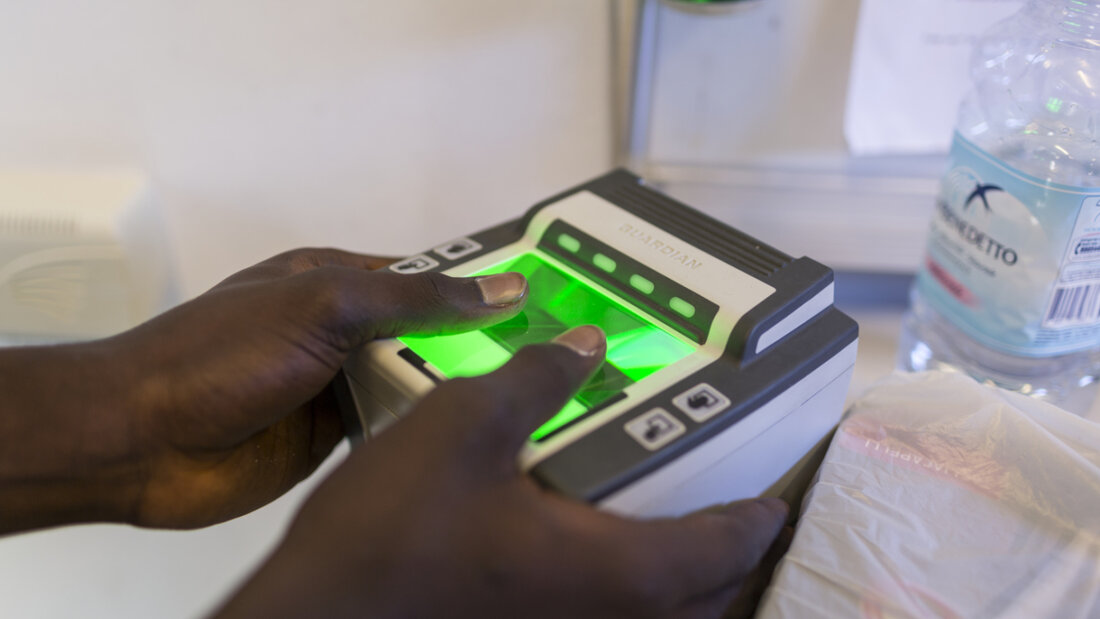 Von Asylbewerberinnen und -bewerbern werden neu zusätzlich zu Fingerabdrücken etwa auch Gesichtsbilder und biometrische Daten in der europäischen Datenbank Eurodac gespeichert. (Archivbild) 20260612093011995.jpg