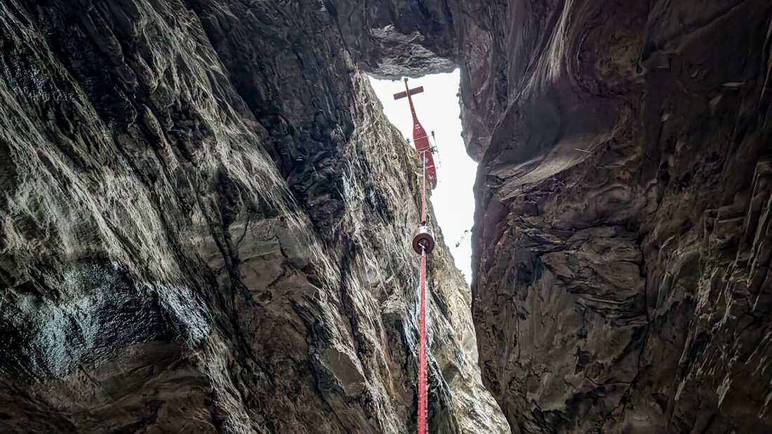 Die Jolischlucht bei Niedergesteln VS ist tief und eng - kein Sichtkontakt zwischen Helikopterpilot und Rettungsspezialist. 20260817174751412.jpg