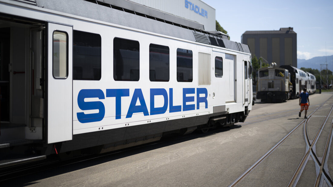 Der Zugbauer Stadler Rail hat mit seinen Halbjahreszahlen die Erwartungen der Analysten auf fast allen Ebenen klar übertroffen. (Archivbild) 20260826074557465.jpg