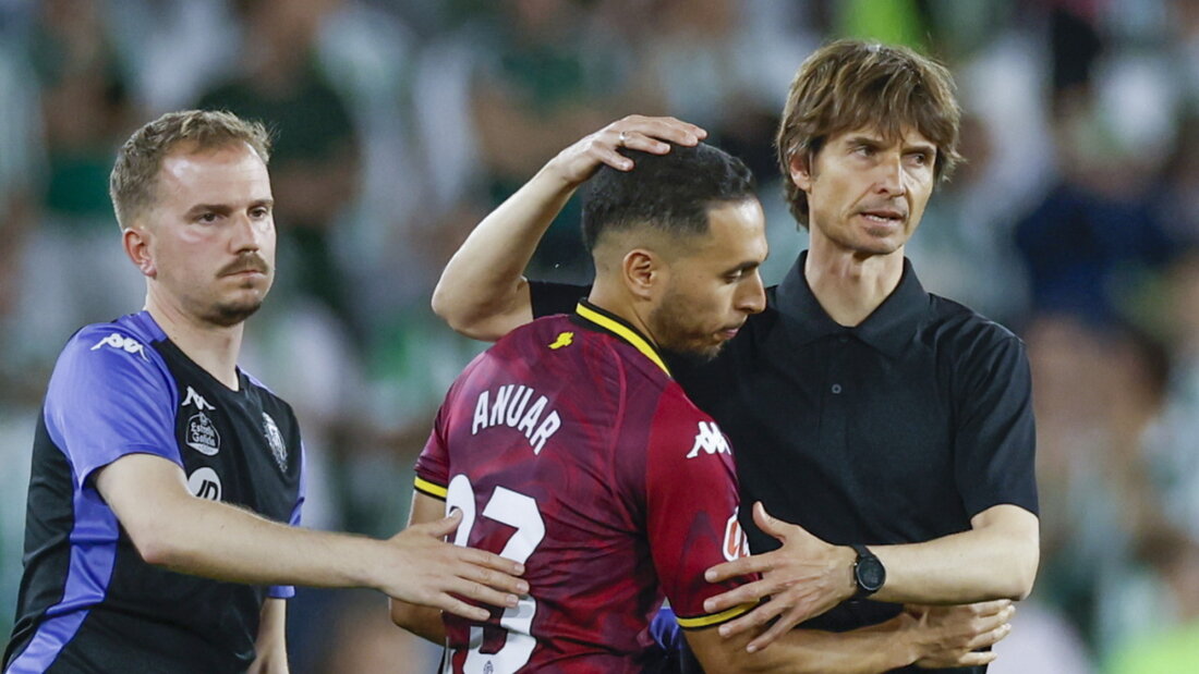 Betrübte Gesichter bei Trainer Alvaro Rubio und den Spielern von Valladolid 20250425062027463.jpg