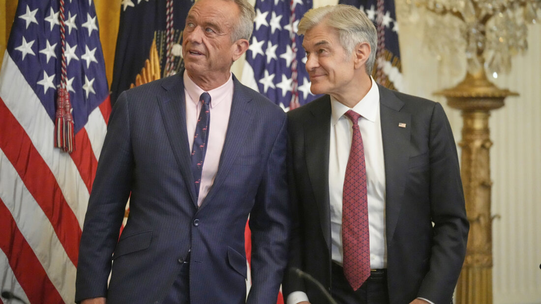 US-Gesundheitsminister Robert F. Kennedy Jr. (l) und Dr. Mehmet Oz, Administrator der Centers for Medicare Medicaid Services. Foto: Mark Schiefelbein/AP/dpa 20250731080233031.jpg