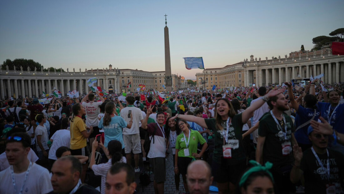 Jugendliche nehmen an einem von Kardinal Matteo Zuppi geleiteten Glaubensbekenntnis im Rahmen des Jubiläums der Jugend auf dem Petersplatz teil. Foto: Andrew Medichini/AP/dpa 20250802155525241.jpg
