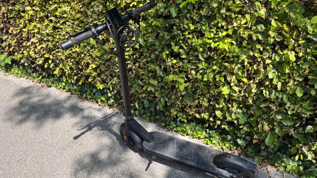 Die Fahrerin des E-Trottinetts ist beim Einbiegen auf eine Strasse mit einem Auto kollidiert. 20250816093521966.jpg