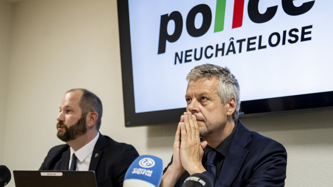 Simon Baechler (l.), Chef der Neuenburger Kantonspolizei, und der Neuenburger Staatsanwalt Jean-Paul Ros bei einer Medienkonferenz in der vergangenen Woche. 20250826170445873.jpg