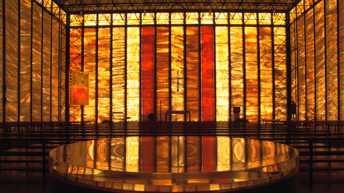 In der Piuskirche in Meggen LU mit ihren transparenten Wänden sollen Musik und Licht zu einem Gesamtkunstwerk verschmelzen. (Archivaufnahme) 20251126102410057.jpg