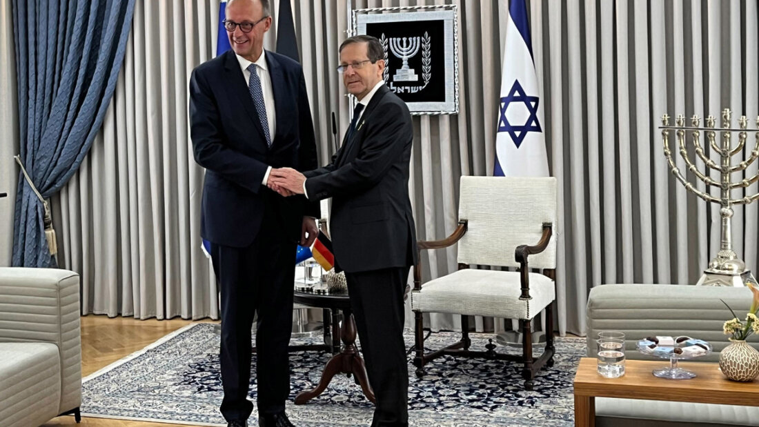 Bundeskanzler Friedrich Merz (CDU, l) trifft den israelischen Präsidenten Izchak Herzog. Foto: Sara Lemel/dpa 20251206205651477.jpg