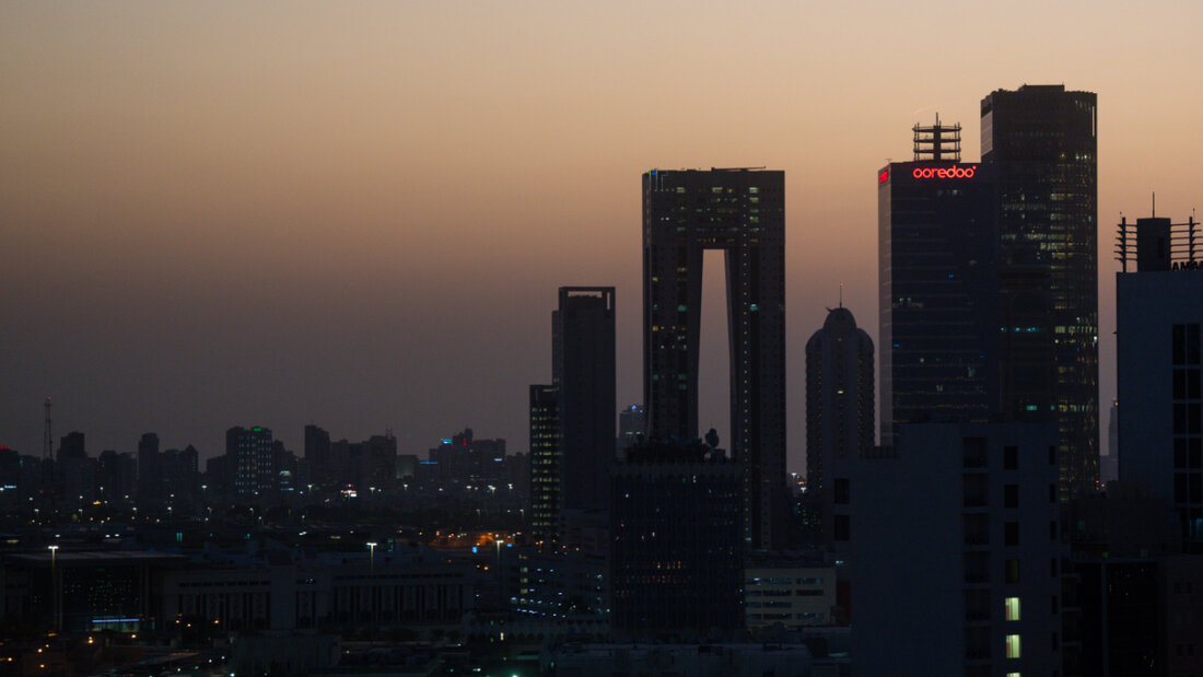 ARCHIV - Die aufgehende Sonne färbt den Himmel hinter der Skyline von Kuwait-City rötlich. Foto: Soeren Stache/dpa 20260405043021455.jpg