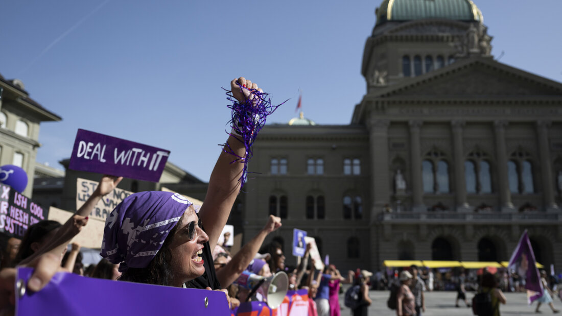 Der Berner Bundesplatz war am Sonntag wieder in violette Farbe getaucht. (Archivbild) 20260614152721534.jpg