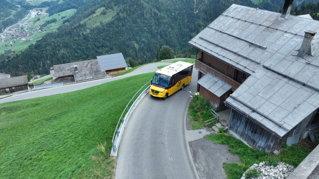 Bei einer Kollision zwischen einer Velofahrerin und einem Postauto verletzte sich die Velofahrerin schwer. 20260803092639293.jpg