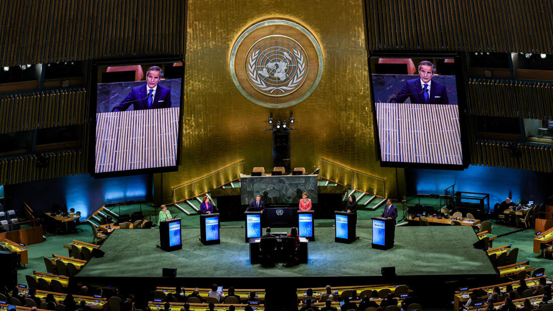 ARCHIV - Michelle Bachelet (l-r) aus Chile, Maria Fernanda Espinosa aus Ecuador, Rafael Mariano Grossi aus Argentinien, Rebeca Grynspan aus Costa Rica, Carolyn Rodrigues-Birkett aus Guyana und Macky Sall aus dem Senegal stehen zusammen, während Grossi auf die Leinwand projiziert wird und das UN-Logo in der Mitte zu sehen ist - bei der Eröffnung einer von Bloomberg veranstalteten Versammlung mit allen sechs Kandidaten für das höchste Amt der Vereinten Nationen (UN) im Hauptquartier der Vereinten Nationen. Foto: Bianca Otero/ZUMA Press Wire/dpa 20260905001605335.jpg