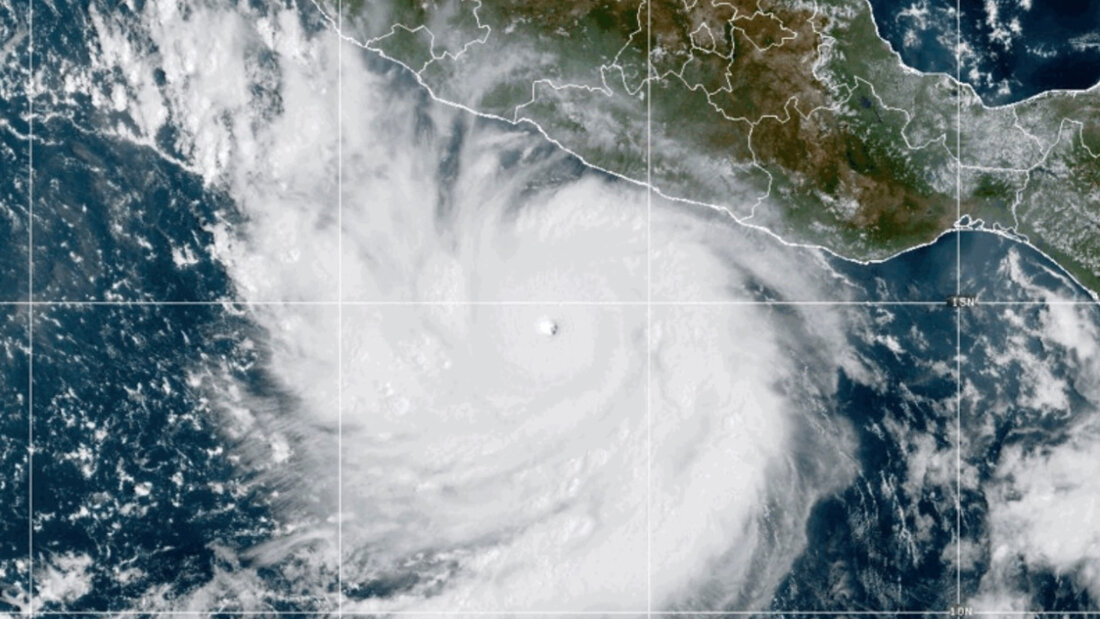 HANDOUT - Dieses von der NOAA via AP zur Verfügung gestellte Satellitenfoto zeigt den Hurrikan Polo, der sich im Pazifik vor der Küste Mexikos verstärkt. Foto: Uncredited/NOAA/AP/dpa - ACHTUNG: Nur zur redaktionellen Verwendung und nur mit vollständiger Nennung des vorstehenden Credits 20260925194348888.jpg