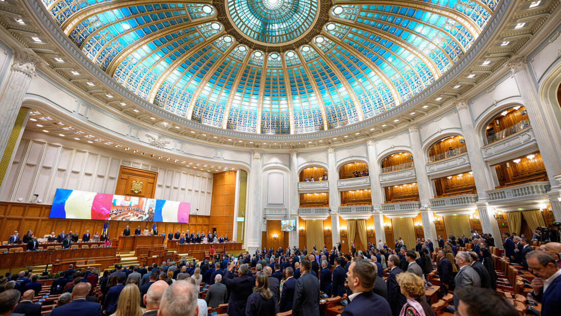 ARCHIV - Rumänische Abgeordnete erheben sich während der Nationalhymne zu Beginn einer Parlamentssitzung im Vorfeld einer Vertrauensabstimmung über die neue Regierung unter der Führung des designierten rumänischen Ministerpräsidenten Muresan. Foto: Andreea Alexandru/AP/dpa 20261020181121273.jpg