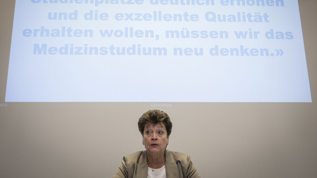 Mit der Erhöhung der Zahl der Studienplätze an der medizinischen Fakultät der Universität Zürich soll laut der Zürcher Bildungsdirektorin Silvia Steiner (Mitte, im Bild) der Ärztemangel bekämpft werden. 20250923102811798.jpg