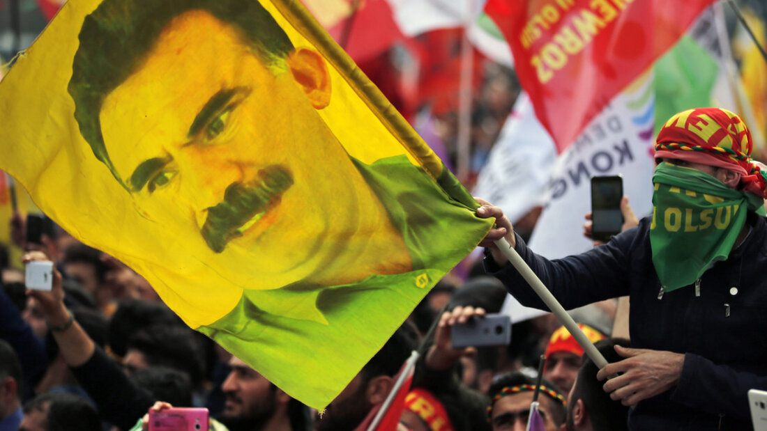 ARCHIV - Ein Jugendlicher hält eine Fahne mit dem Bild des inhaftierten Anführers der verbotenen kurdischen Arbeiterpartei PKK, Öcalan. Foto: Lefteris Pitarakis/AP/dpa/Archivbild 20251026093816721.jpg