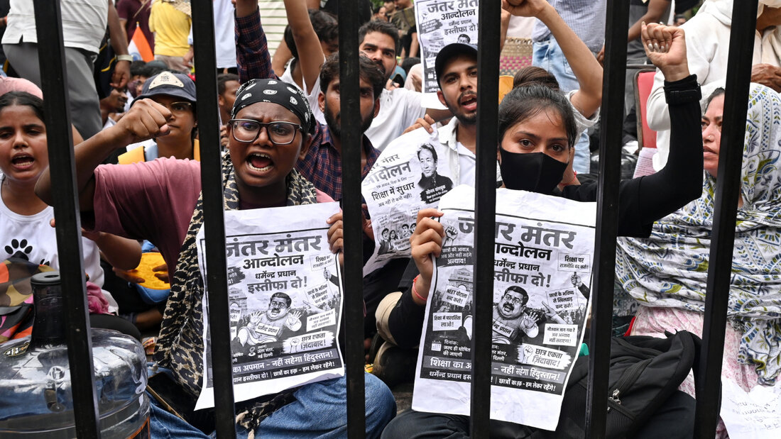 Demonstranten in der indischen Hauptstadt skandieren Parolen und tragen Plakate, auf denen sie den Rücktritt des indischen Bildungsministers Pradhan fordern. Foto: Vipin/AP/dpa 20260723154439875.jpg