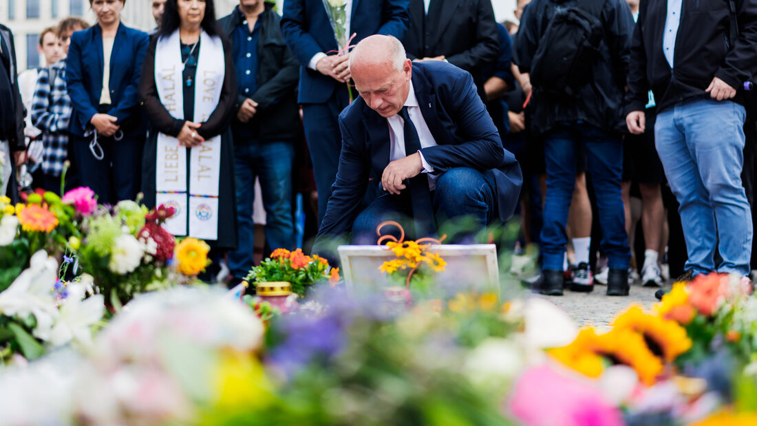 Kai Wegner (CDU, M), Regierender Bürgermeister von Berlin, legt beim Gedenken nach der Tat am Rande des CSD Blumen ab. Foto: Christoph Soeder/dpa 20260726192746485.jpg