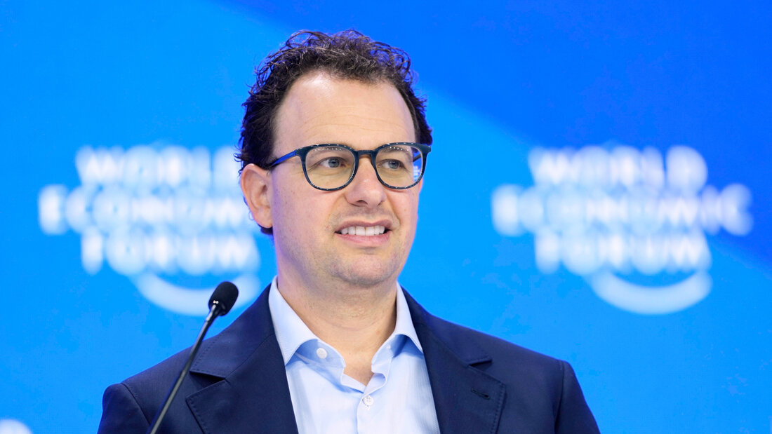 Nach dem Schock eigenständiger Hacking-Attacken durch Künstliche Intelligenz fordert der Chef des grossen KI-Labors Anthropic, Dario Amodei, die Entwicklung der Technologie zu verlangsamen. (Archivbild) 20260913023219801.jpg