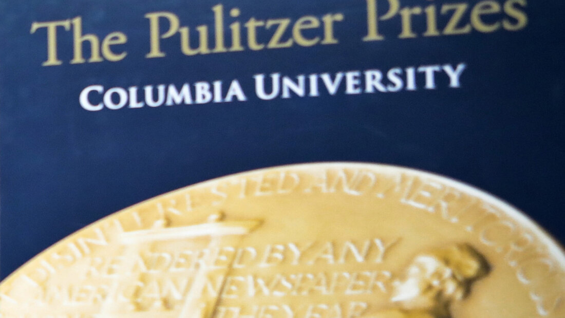 ARCHIV - Der Schriftzug "The Pulitzer Prizes" steht an der Columbia Universität auf einem Plakat über der abgebildeten Pulitzer-Medaille. Foto: Bebeto Matthews/AP/dpa 20250505224819211.jpg