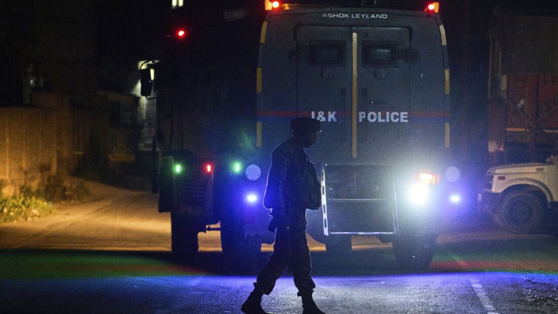 Ein indischer Soldat steht in Pampore im Bezirk Pulwama im indisch kontrollierten Kaschmir Wache. Foto: Dar Yasin/AP/dpa 20250507031658561.jpg