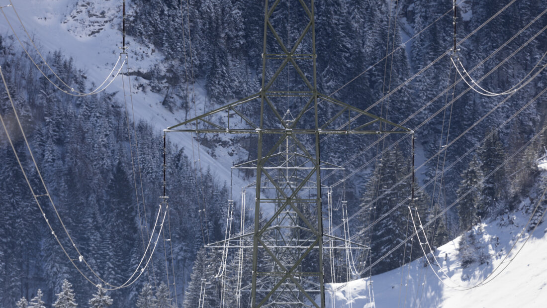 In der Schweiz sollte im kommenden Winter der Strom nicht knapp werden. Laut der Aufsichtsstelle des Bundes gibt es aber sowohl kurz- als auch langfristig weiterhin Risiken, die eine Reserve notwendig machen. (Themenbild) 20250508130029326.jpg