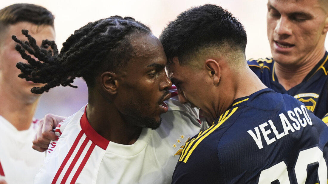 Benfica Lissabon (in weiss) und die Boca Juniors kämpften im ersten Gruppenspiel an der Klub-WM mit harten Bandagen 20250617070548762.jpg