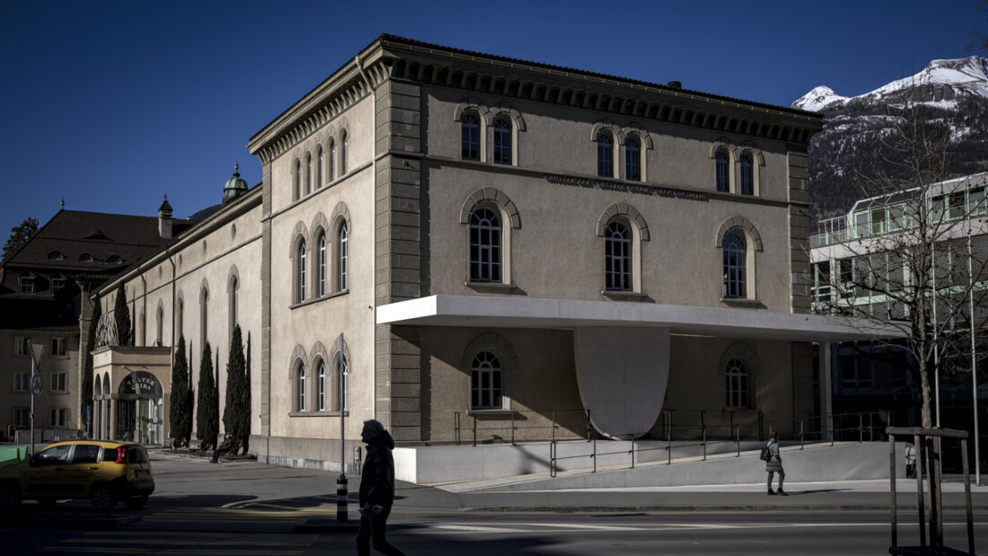 Das Grossratsgebäude des Kantons Graubünden. Der Bündner Grosse Rat hat am Donnerstag Steuerentlastungen für Familien und Zweiverdiener-Ehepaare beschlossen. (Archiv) 20250828134504439.jpg