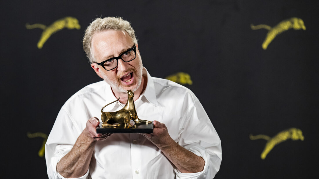 James Gray hat am Locarno Film Festival den Ehrenleoparden für sein Lebenswerk erhalten. Auf der Bühne der fast vollen Piazza Grande sorgte der US-Regisseur für zahlreiche Lacher. 20260810194447365.jpg