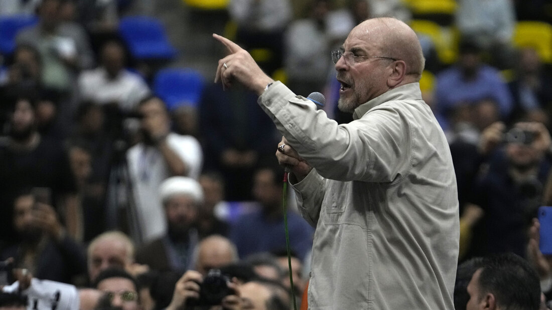 ARCHIV - Der iranische Parlamentspräsident Mohammed Bagher Ghalibaf, damals Kandidat für die Präsidentschaftswahlen, spricht bei einer Wahlkampfveranstaltung. Foto: Vahid Salemi/AP/dpa 20260922132934179.jpg