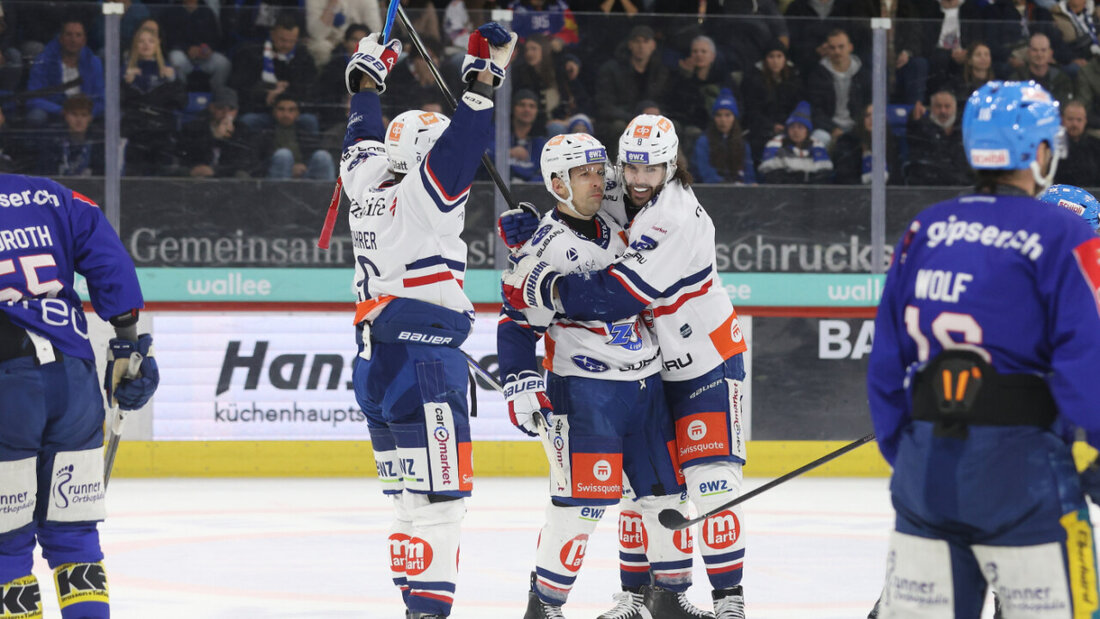 Endlich wieder einmal Grund zum Jubel: Die ZSC-Spieler Vinzenz Rohrer, Patrick Geering und Willy Riedi (li.) freuen sich in Kloten über das wegweisende Tor zum 1:0 20251025225240618.jpg
