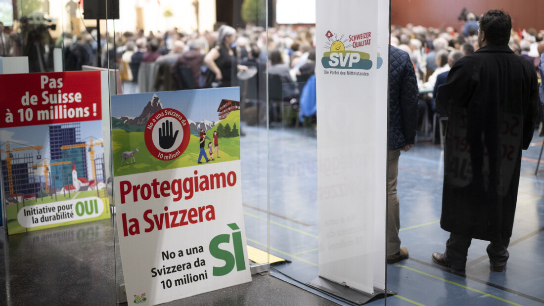 Auch optisch dominierte ein Thema: Plakate werben an der SVP-Delegiertenversammlung für ein Ja am 14. Juni. 20260328150634307.jpg