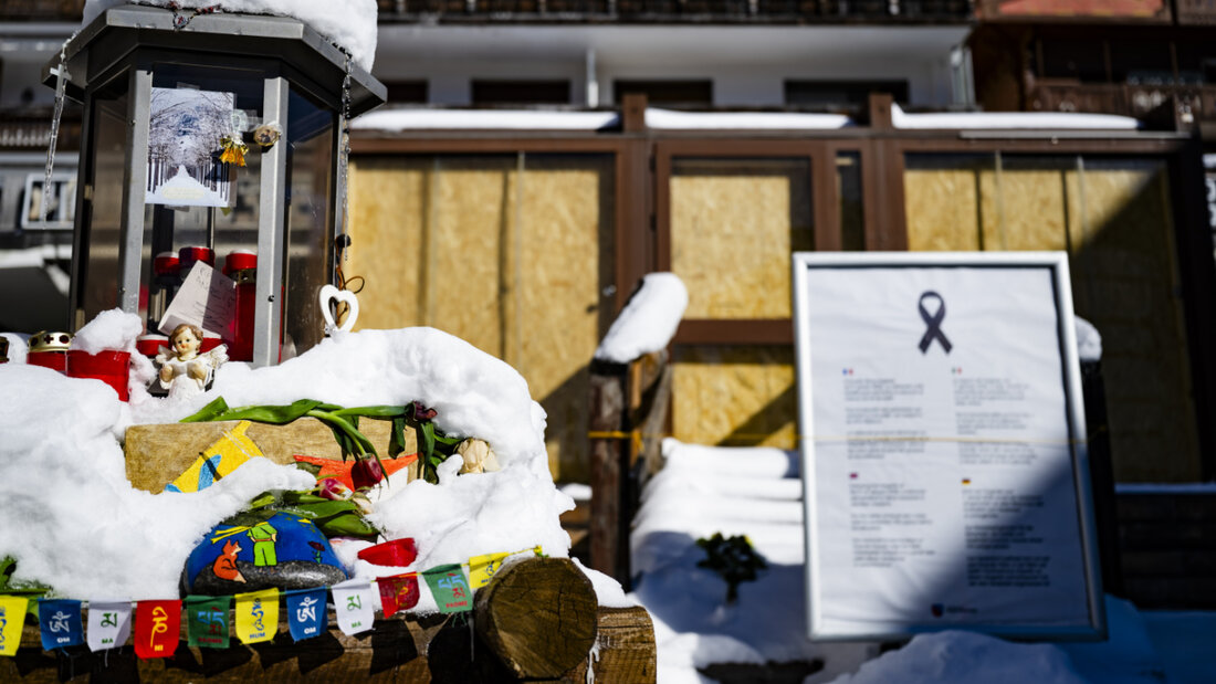 Der Eingang zur Bar "Le Constellation" in Crans-Montana rund drei Monate nach der verheerenden Katastrophe mit 41 Toten und 115 Verletzten. (Archivbild) 20260408133504646.jpg