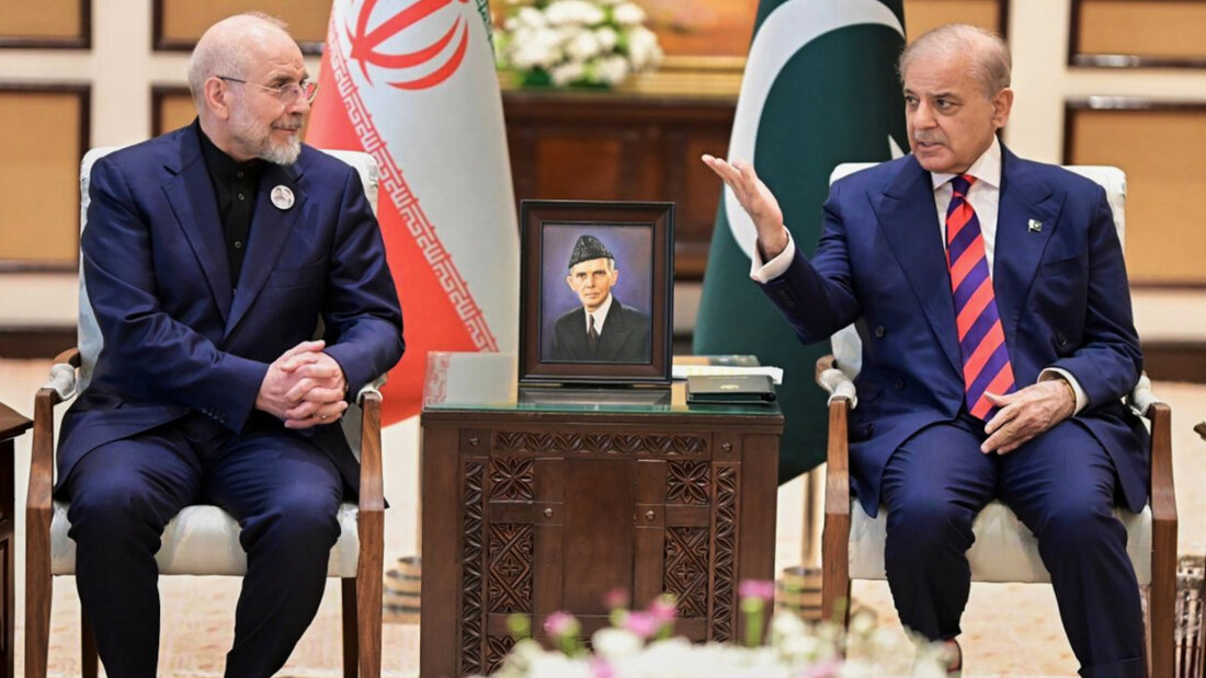 HANDOUT - Auf diesem vom Büro des pakistanischen Premierministers via AP veröffentlichten Foto spricht der iranische Parlamentssprecher Mohammad Bagher Ghalibaf (l) mit dem pakistanischen Premierminister Shehbaz Sharif. Foto: Uncredited/Pakistan Prime Minister Office/AP/dpa - ACHTUNG: Nur zur redaktionellen Verwendung im Zusammenhang mit der aktuellen Berichterstattung und nur mit vollständiger Nennung des vorstehenden Credits 20260411211201969.jpg